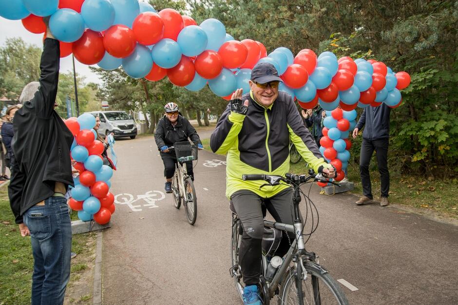 Milionowy rowerzysta przejeżdża przez bramę z balonów, ustawioną w pobliżu pętli indukcyjnej 